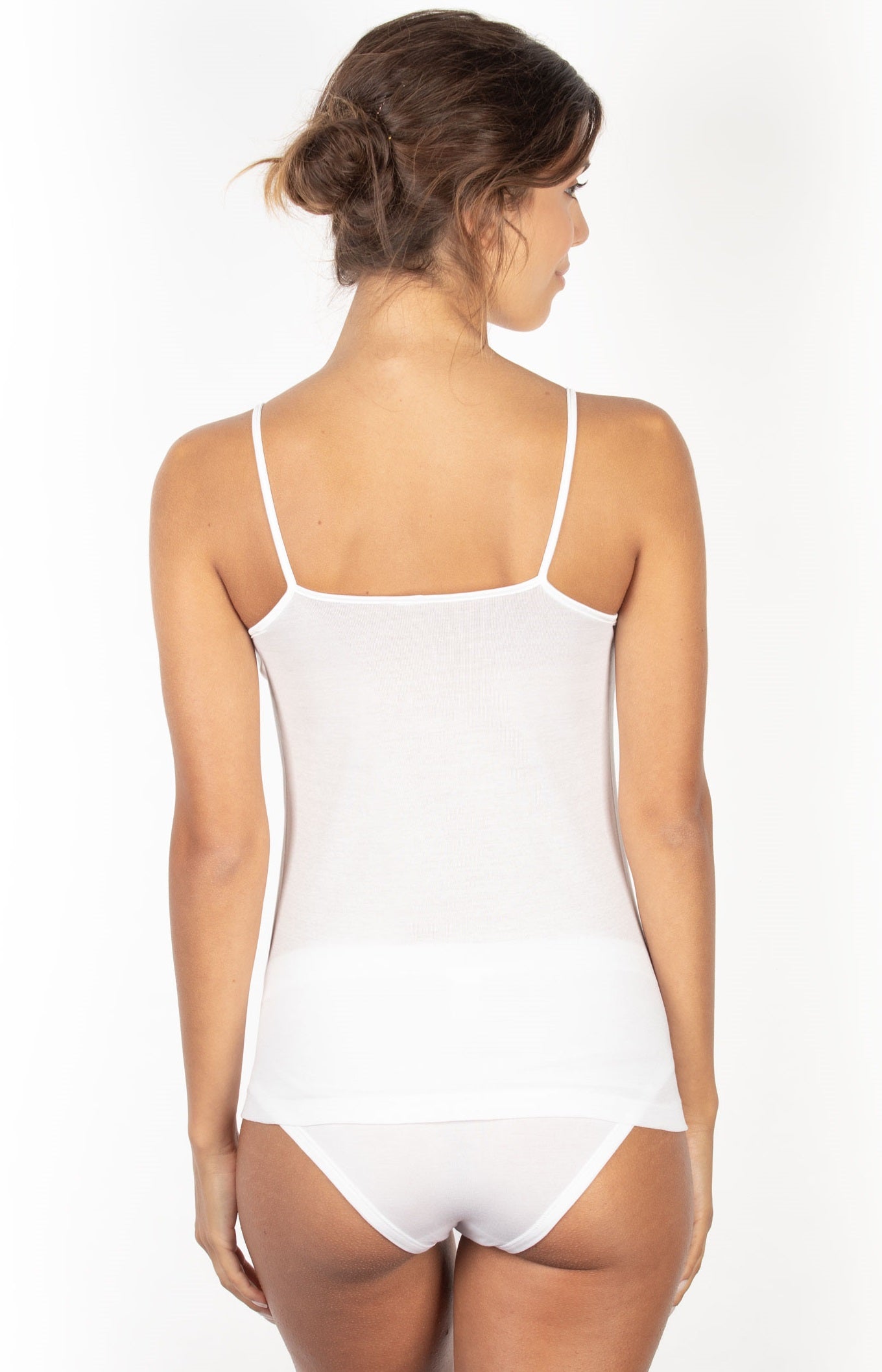 EGi's Filo di Scozia collection boasts a sleek camisole made of mercerized premium-grade cotton, renowned as "Lisle Cotton Yarn", "Lisle Thread", "Thread Scotland", "Filo di Scozia" (Italian) or "Fil d'Ecosse" (French).