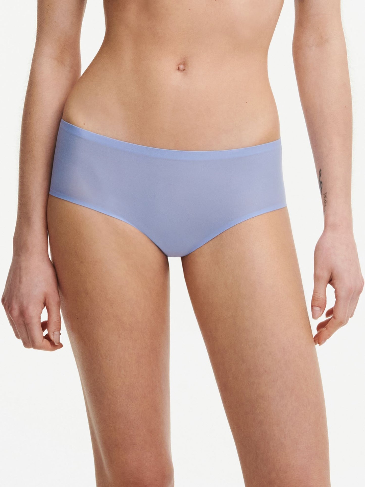 This SoftStretch Hipster Brief from Chantelle is a must-have for any wardrobe. Featuring laser-cut edging to prevent panty lines, this seamless boyleg underwear offers a second-skin sensation, ultra-softness, and unrestricted movement. Its lightweight, ultra-stretchable fabrics provide a comfortable fit for any body shape.