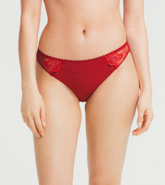 Louisa Bracq's Élise collection is finished with a brief which shows off embroidered leaves with pearlescent glints on the sides, accompanied by see-through tulle for a seductive display of transparency. 