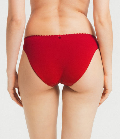 Louisa Bracq's Élise collection is finished with a brief which shows off embroidered leaves with pearlescent glints on the sides, accompanied by see-through tulle for a seductive display of transparency. 