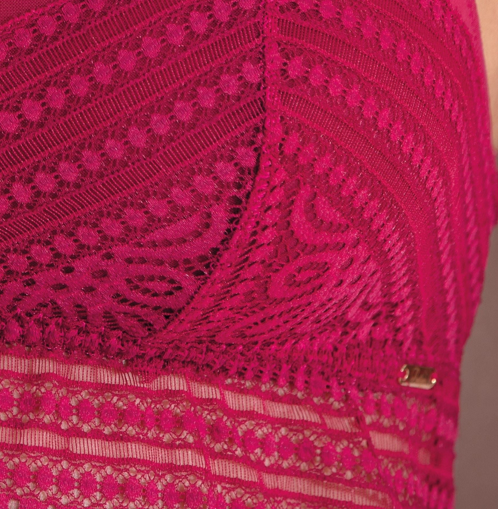 This plunge bra features an intricate floral soft, stretchy lace and geometric dots pattern that provides an alluring look, while graduated padding ensures a flattering silhouette.