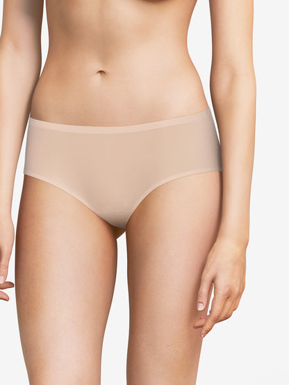 This SoftStretch Hipster Brief from Chantelle is a must-have for any wardrobe. Featuring laser-cut edging to prevent panty lines, this seamless boyleg underwear offers a second-skin sensation, ultra-softness, and unrestricted movement. Its lightweight, ultra-stretchable fabrics provide a comfortable fit for any body shape.