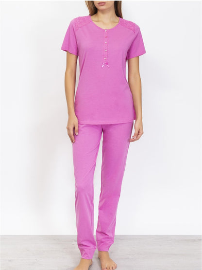 Verdissima's pajama set flaunts a macro-flower motif lace insert, delivering a modern yet elegant design. 