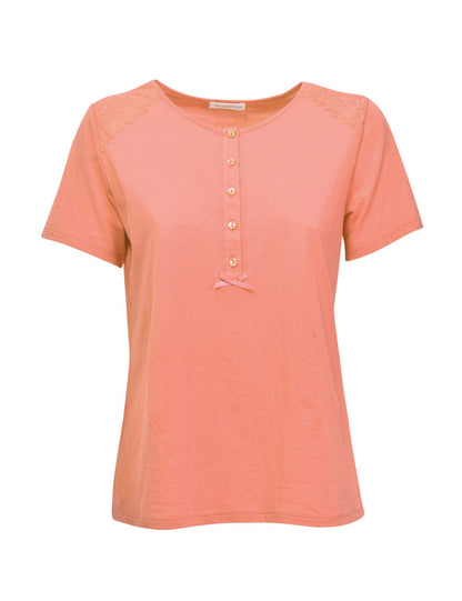 Verdissima's pajama set flaunts a macro-flower motif lace insert, delivering a modern yet elegant design. 