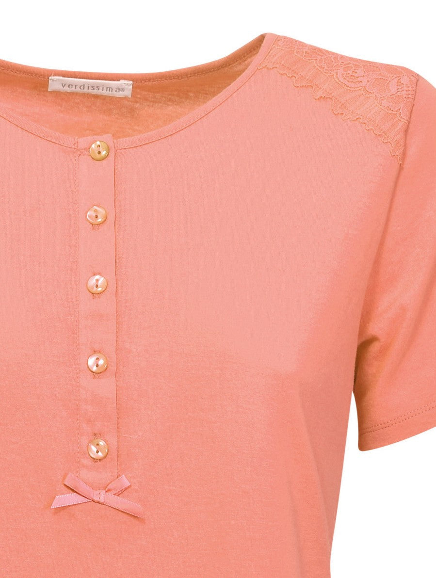 Verdissima's pajama set flaunts a macro-flower motif lace insert, delivering a modern yet elegant design. 