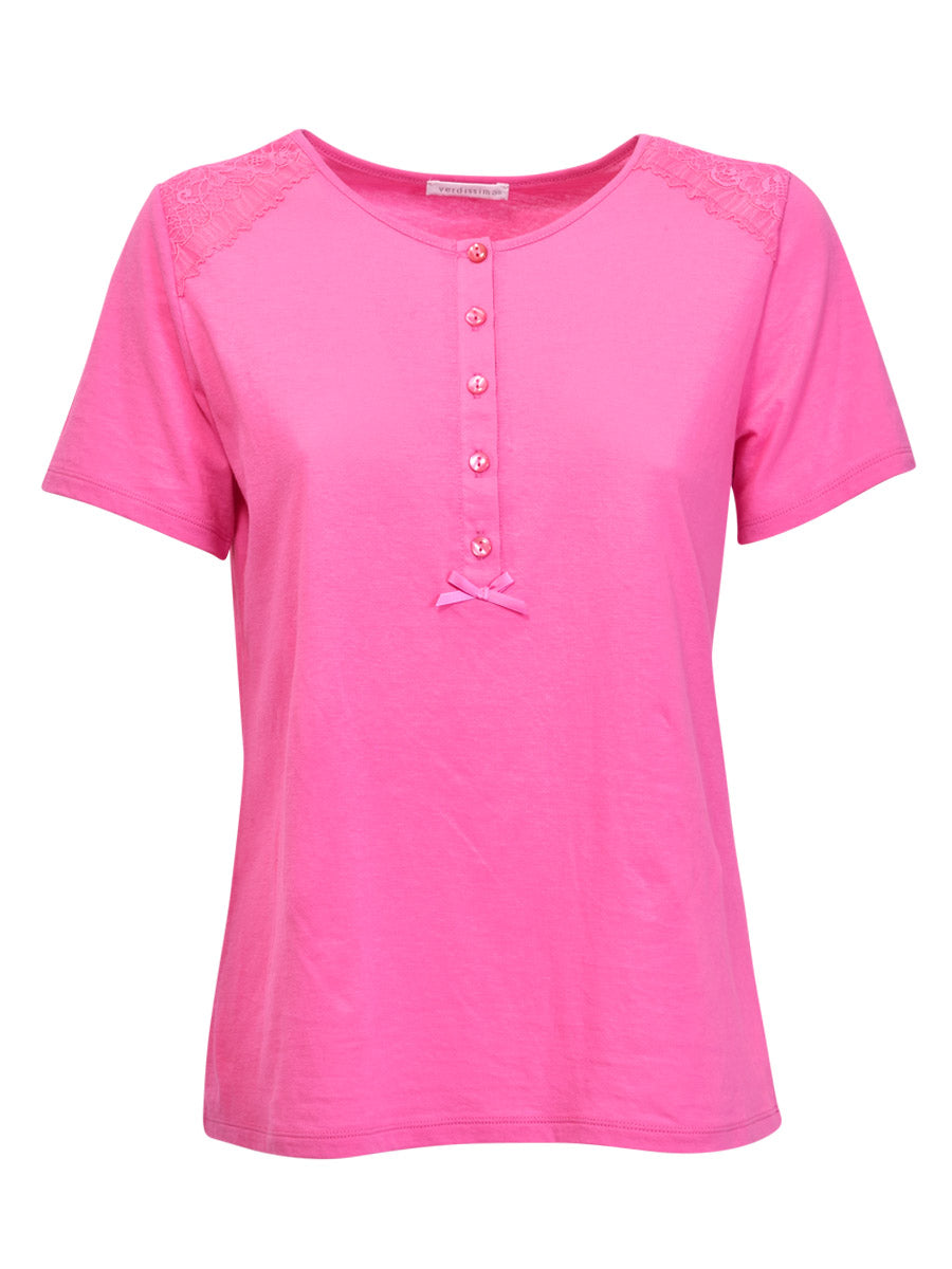 Verdissima's pajama set flaunts a macro-flower motif lace insert, delivering a modern yet elegant design. 