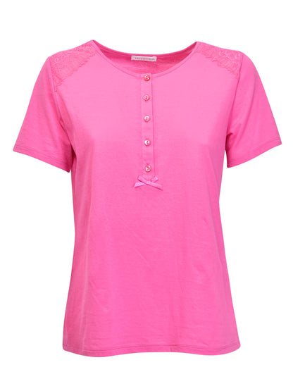 Verdissima's pajama set flaunts a macro-flower motif lace insert, delivering a modern yet elegant design. 