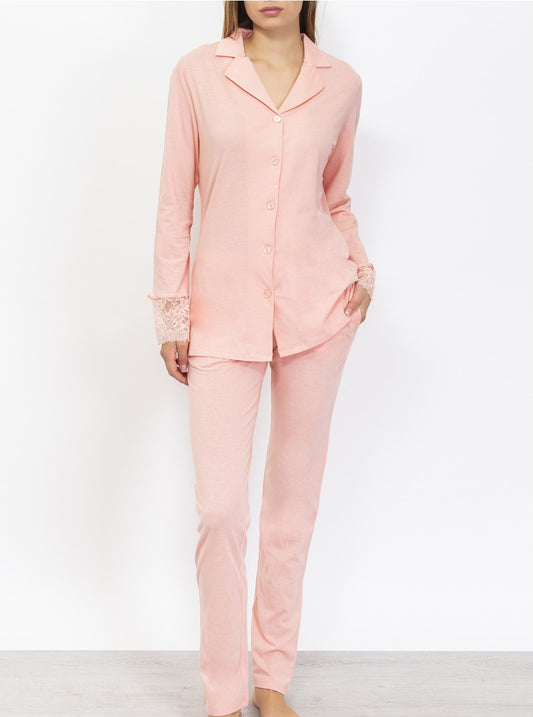 Verdissima's pajama set flaunts a macro-flower motif lace insert, delivering a modern yet elegant design. 