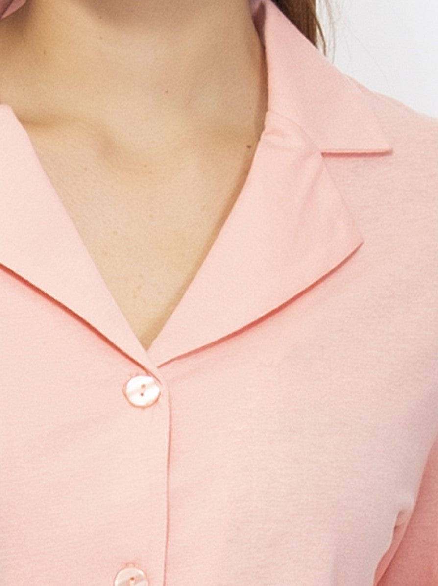 Verdissima's pajama set flaunts a macro-flower motif lace insert, delivering a modern yet elegant design. 