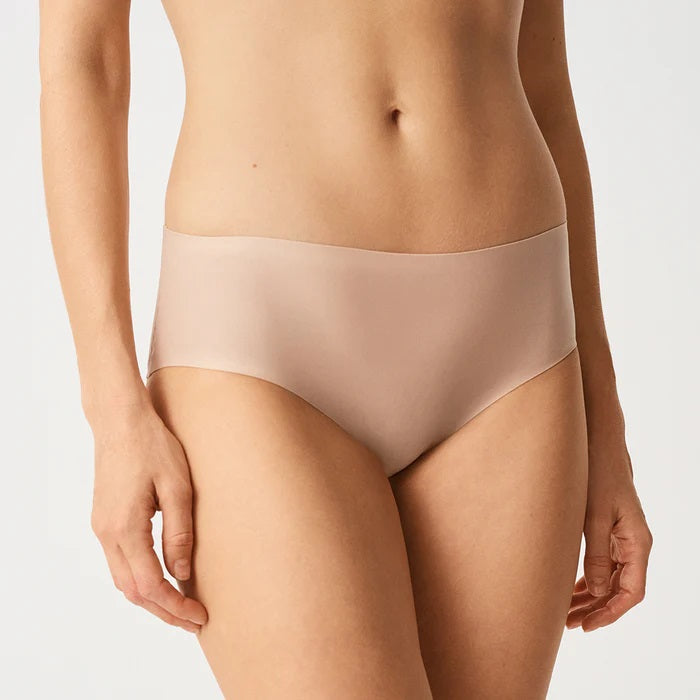 This SoftStretch Hipster Brief from Chantelle is a must-have for any wardrobe. Featuring laser-cut edging to prevent panty lines, this seamless boyleg underwear offers a second-skin sensation, ultra-softness, and unrestricted movement. Its lightweight, ultra-stretchable fabrics provide a comfortable fit for any body shape.