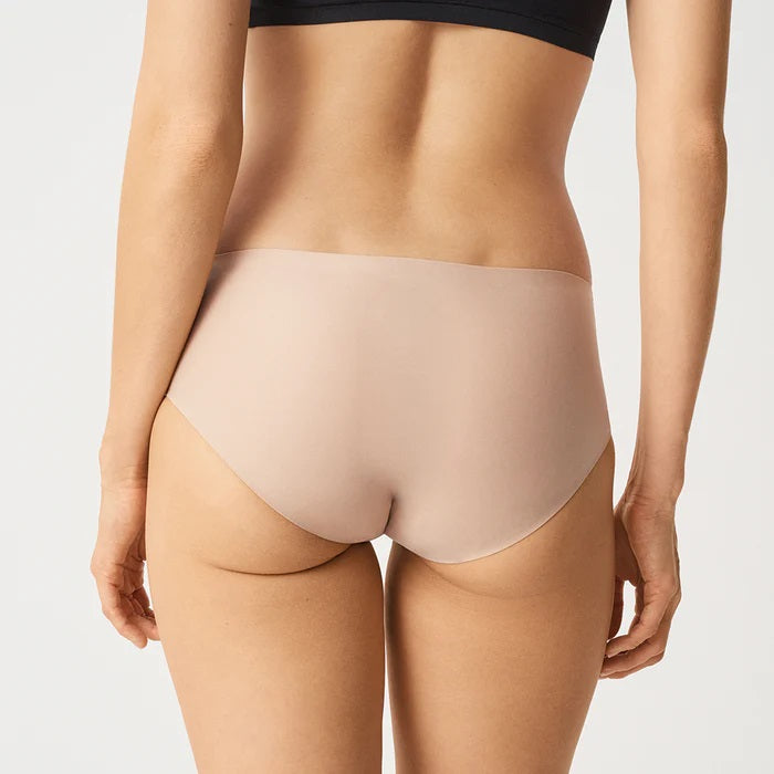 This SoftStretch Hipster Brief from Chantelle is a must-have for any wardrobe. Featuring laser-cut edging to prevent panty lines, this seamless boyleg underwear offers a second-skin sensation, ultra-softness, and unrestricted movement. Its lightweight, ultra-stretchable fabrics provide a comfortable fit for any body shape.
