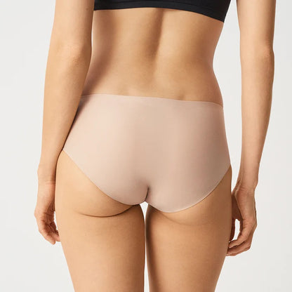 This SoftStretch Hipster Brief from Chantelle is a must-have for any wardrobe. Featuring laser-cut edging to prevent panty lines, this seamless boyleg underwear offers a second-skin sensation, ultra-softness, and unrestricted movement. Its lightweight, ultra-stretchable fabrics provide a comfortable fit for any body shape.