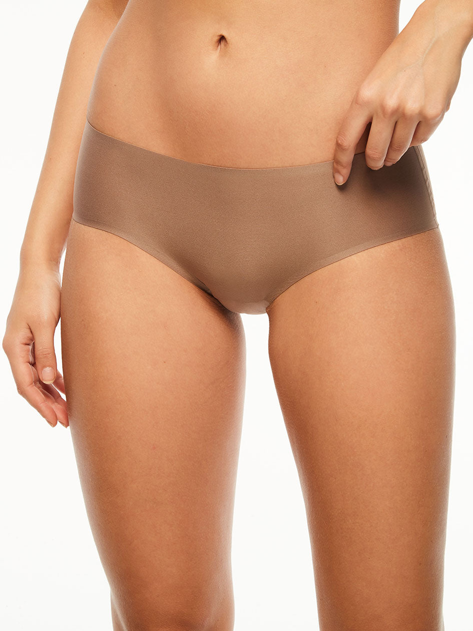 This SoftStretch Hipster Brief from Chantelle is a must-have for any wardrobe. Featuring laser-cut edging to prevent panty lines, this seamless boyleg underwear offers a second-skin sensation, ultra-softness, and unrestricted movement. Its lightweight, ultra-stretchable fabrics provide a comfortable fit for any body shape.