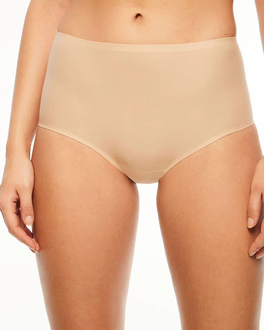 This full brief from the SoftStretch line by Chantelle is a must-have for any wardrobe. Featuring laser-cut edging to prevent panty lines, this seamless underwear offers a second-skin sensation, ultra-softness, and unrestricted movement. Its lightweight, ultra-stretchable fabrics provide a comfortable fit for any body shape.