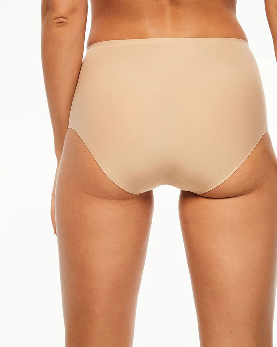 This full brief from the SoftStretch line by Chantelle is a must-have for any wardrobe. Featuring laser-cut edging to prevent panty lines, this seamless underwear offers a second-skin sensation, ultra-softness, and unrestricted movement. Its lightweight, ultra-stretchable fabrics provide a comfortable fit for any body shape.
