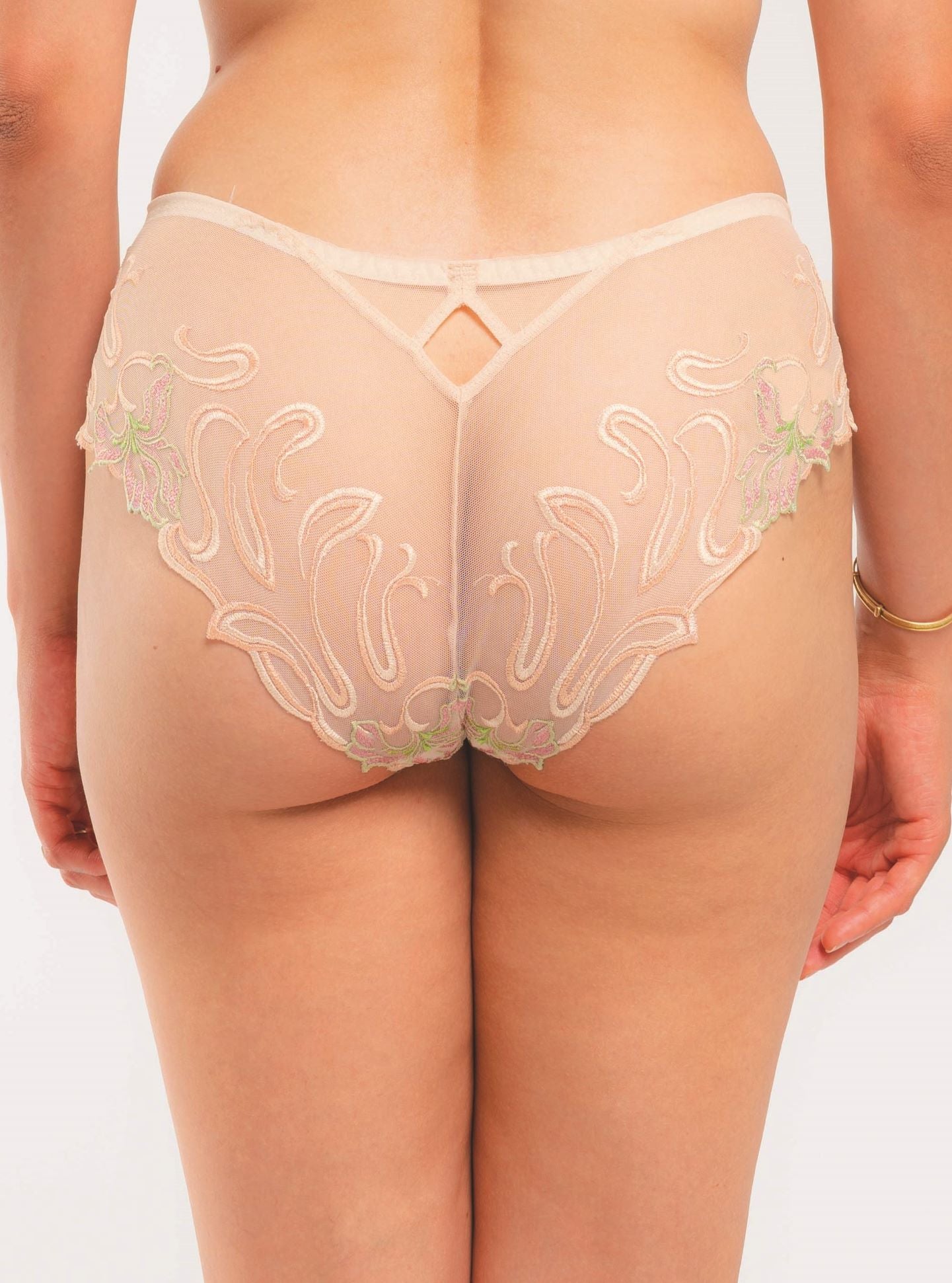 The Horta line's shorty is inspired by the varied architecture of Victor Horta, a renowned Belgian architect renowned for his involvement in the Art Nouveau movement in Belgium.